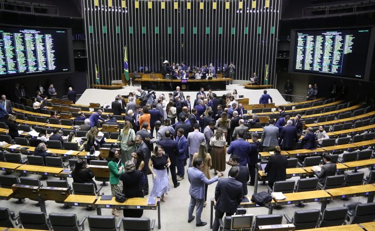 Discussão e Votação de Propostas Legislativas.