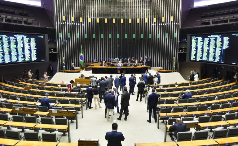 Câmara pode votar projeto que cria indenização para fiscais que atuam no combate à gripe aviária - Notícias
