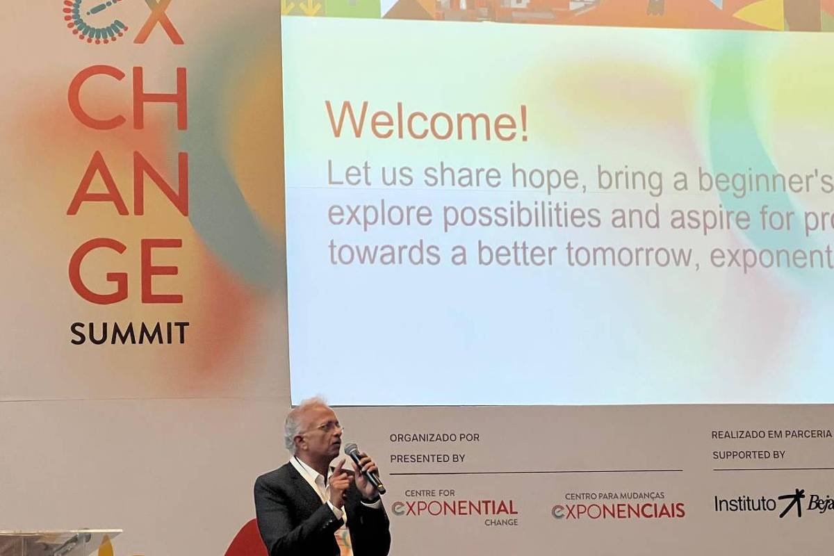A imagem mostra um apresentador em um evento chamado