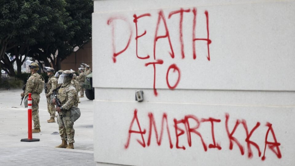 Governador pede a Trump que retire tropas de Los Angeles