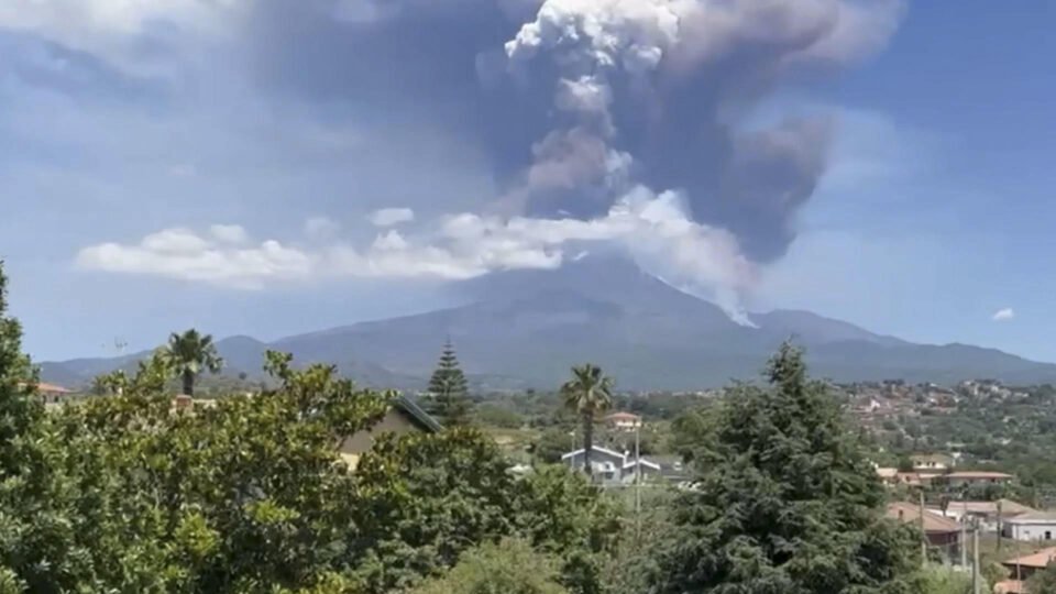 Maior vulcão ativo da Europa, Etna entra em erupção