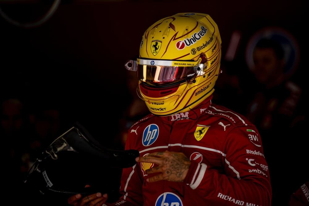 Lewis Hamilton de uniforme