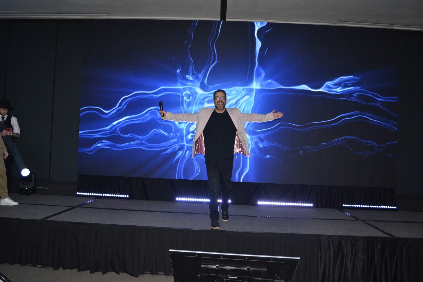 Tucco - o Mestre de Cerimônias.