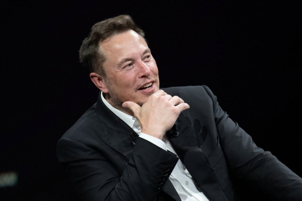 Elon Musk fazendo pose