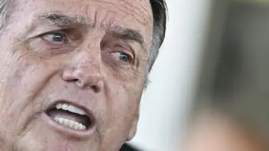 Moraes decreta prisão domiciliar de Bolsonaro