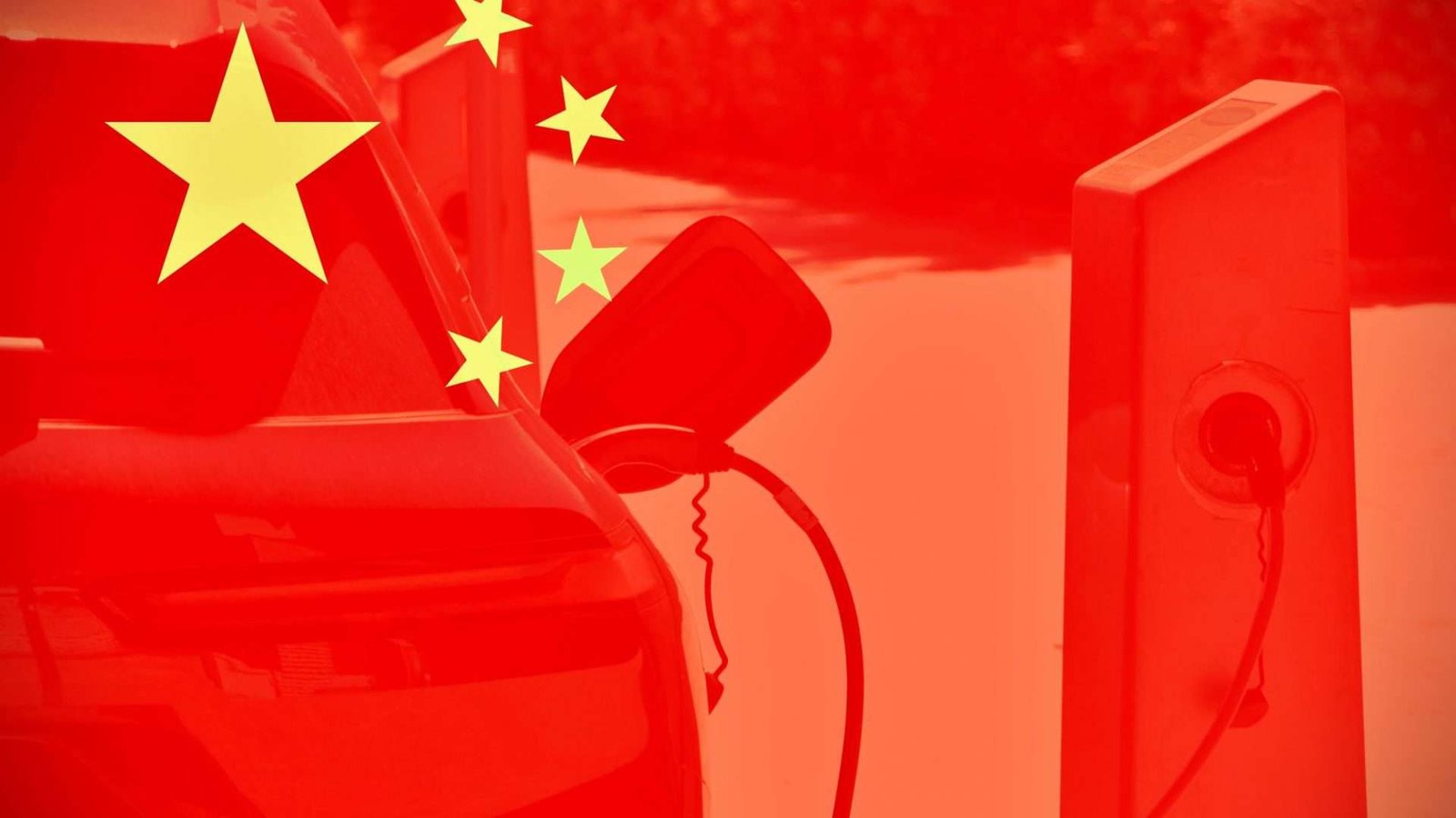 Bandeira da China sobrepondo um carro elétrico sendo carregado