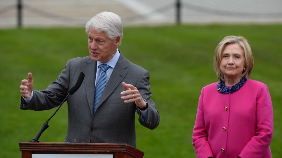 Câmara dos EUA intima Bill e Hillary Clinton sobre caso Epstein