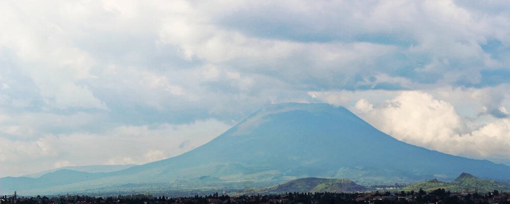A cadeia de montanhas Virunga é composta por oito vulcões principais. Três deles, o  Nyiragongo, o Nyamuragira e o Mikeno, se encontram no território do Parque Nacional de Virunga.