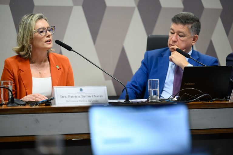 O objetivo da comissão é investigar fraudes no Instituto Nacional do Seguro Social (INSS), envolvendo descontos irregulares em benefícios de aposentados e pensionistas. A CMPI é formada por senadores e deputados, num total de 32 titulares e igual número de suplentes. Mesa: coordenadora da Câmara de Coordenação e Revisão Previdenciária da Defensoria Pública da União (DPU), Patrícia Bettin Chaves;presidente da CPMI - INSS, senador Carlos Viana (Podemos-MG).Foto: Andressa Anholete/Agência Senado