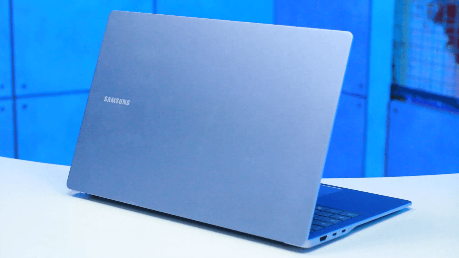 galaxy-book-4-edge-traseira.png