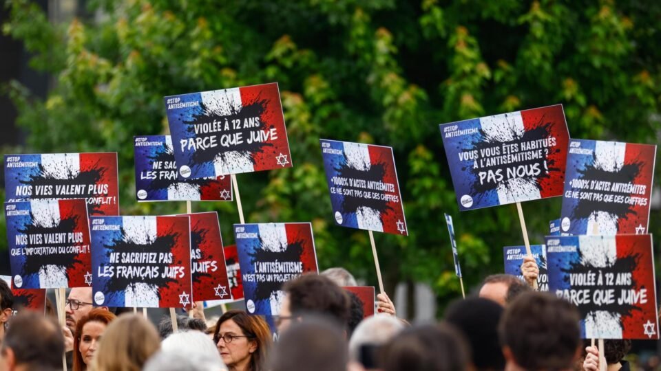 Israel culpa Macron por vandalismo antissemita em Paris