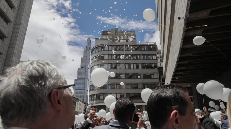 Morte de Uribe revive trauma da violência política na Colômbia