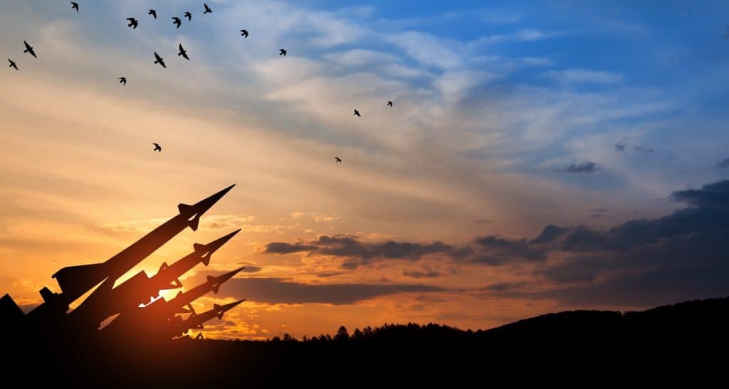 Paisagem com mísseis apontados para o céu