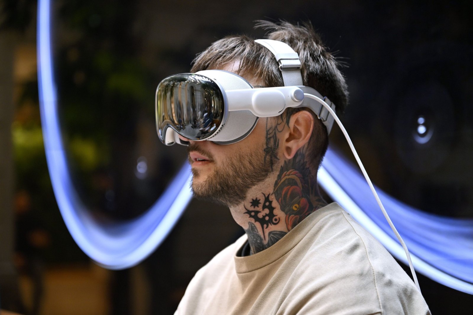 Homem caucasiano vestindo usando um Apple Vision Pro em frente aos olhos