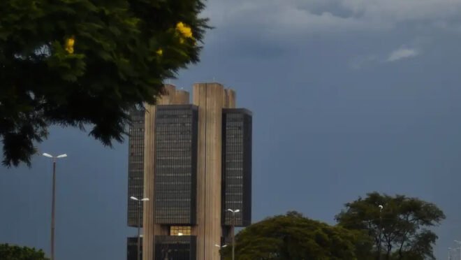 Centrão faz ofensiva para derrubar autonomia do Banco Central