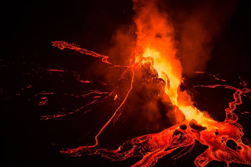 A cratera do Nyiragongo é preenchida por uma lava pouco viscosa e brilhante. Embora perigosa, ela atrai turistas de todo o mundo para subir o vulcão.