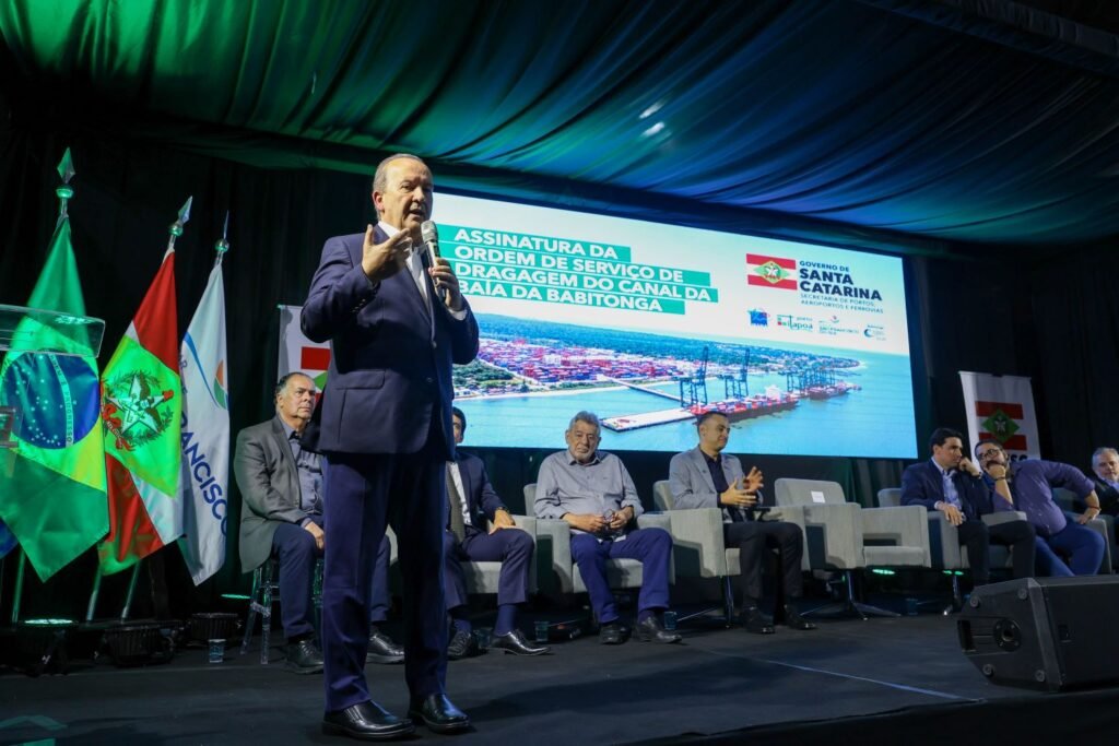Jorginho Mello assina ordem de serviço para a maior obra de dragagem do Brasil na Baía da Babitonga