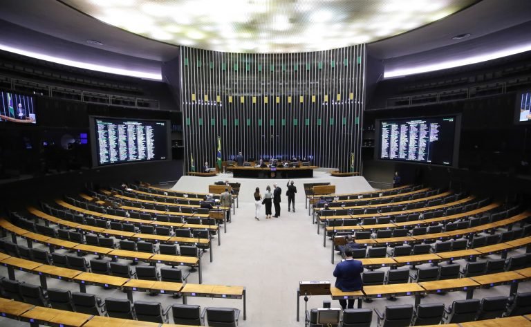 Discussão e votação de propostas legislativas.