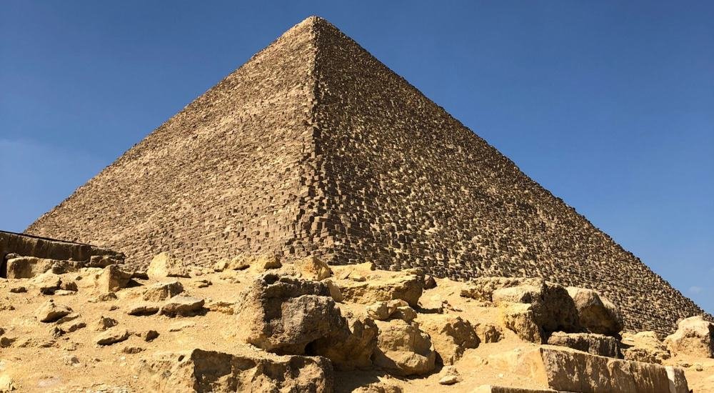 Qual é a única das sete maravilhas do mundo antigo que ainda existe?