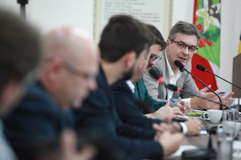 Câmara de Blumenau: CPI do Esgoto aponta fragilidades em contrato e discute redução de tarifa não aplicada em Blumenau