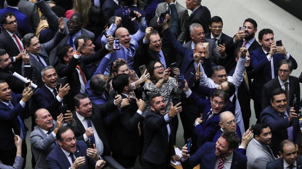 Como cada deputado votou na derrubada da “MP da Taxação”