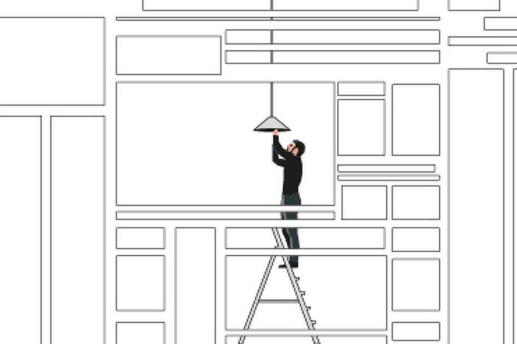 Pessoa em pé sobre escada ajusta luminária pendente no teto. Ambiente interno com múltiplas janelas de diferentes tamanhos ao redor.