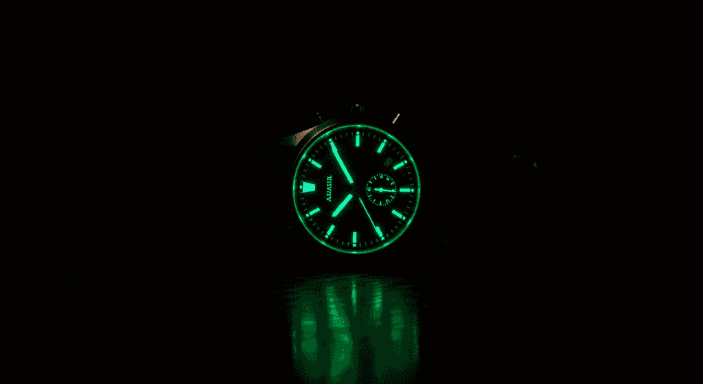 relógio de pulso brilhando no escuro