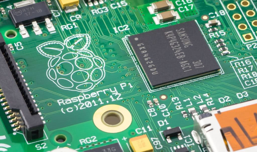 Imagem mostra detalhe de de um Raspberry Pi Modelo B Rev2. O Raspberry Pi é um computador de placa única do tamanho de um cartão de crédito desenvolvido no Reino Unido pela Raspberry Pi Foundation.