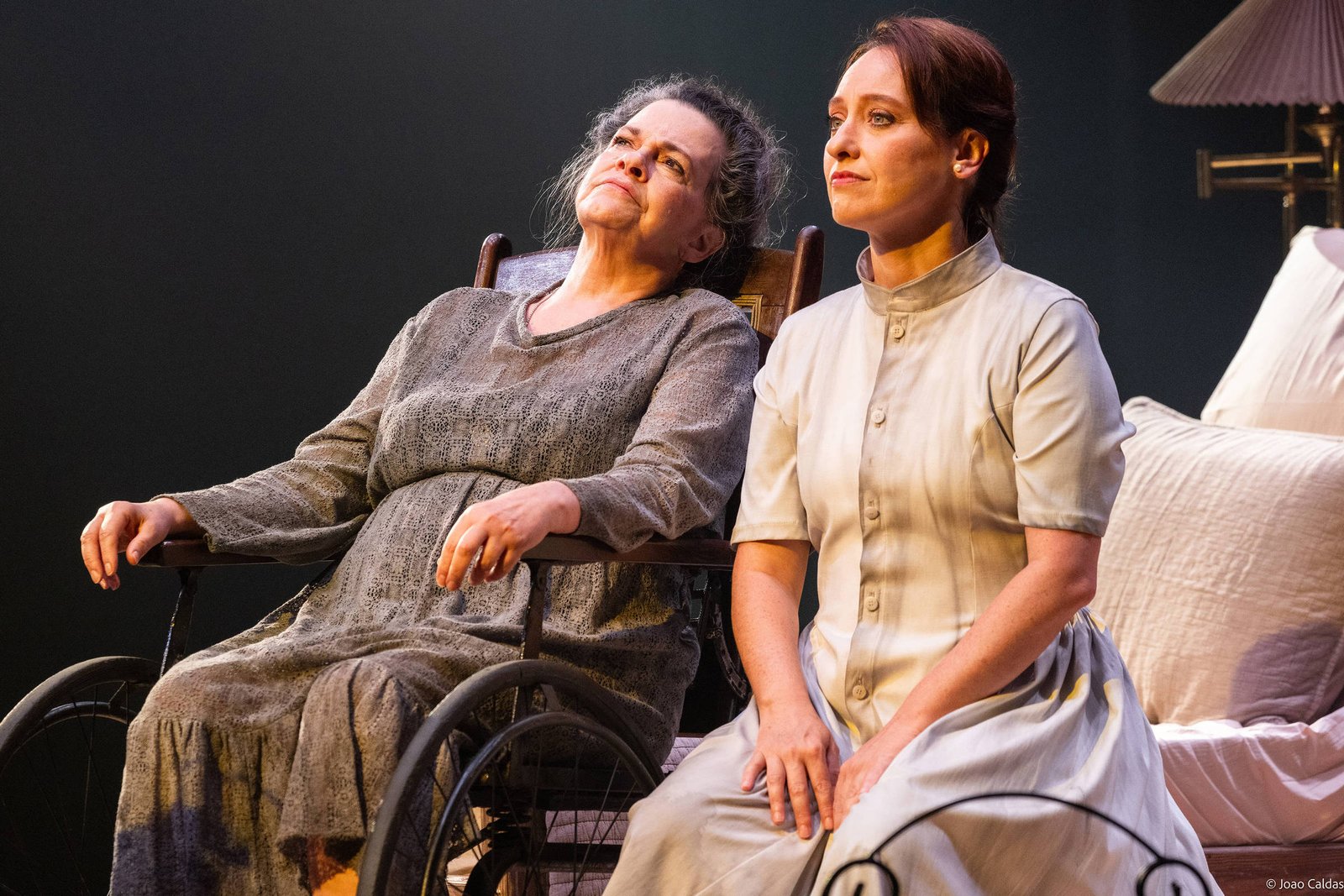 Trauma de guerra vira arte em premiada peça teatral - 16/10/2025 - Mise-en-scène