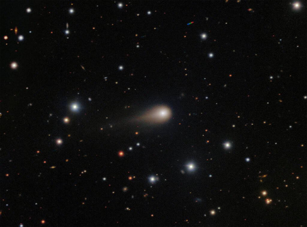 Cometa interestelar 3I/ATLAS muda de cor e dá um "turbo"