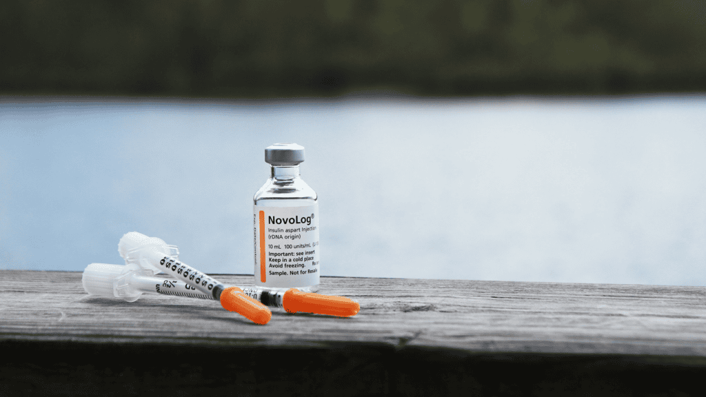 imagem mostra um frasco de insulina e várias agulhas de insulina