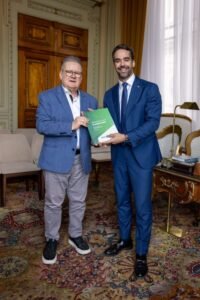 Governador Eduardo Leite recebe relatório da gestão de Ranolfo como presidente do BRDE