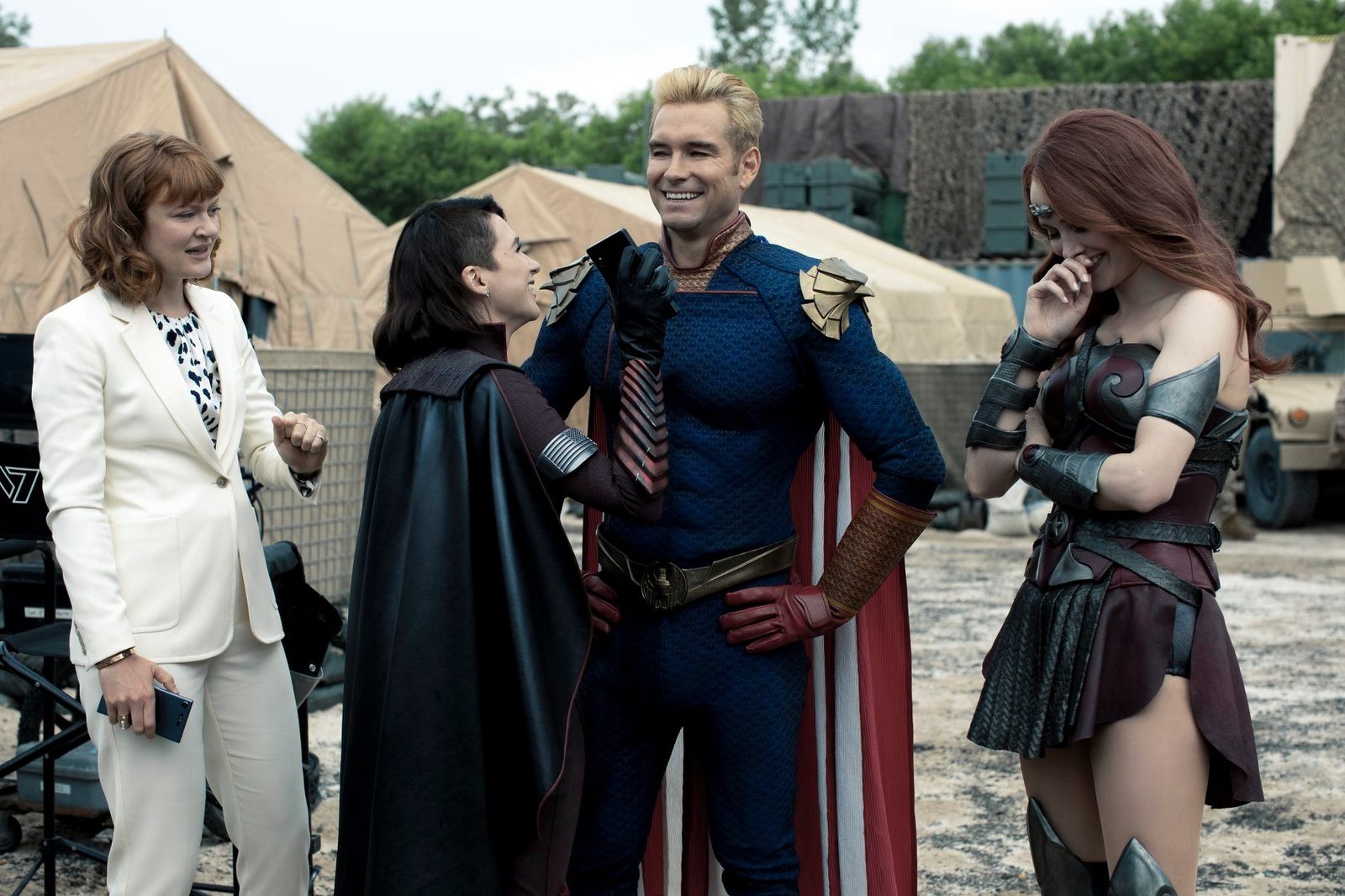 herois-e-antagonistas-reunidos-em-cena-da-serie-the-boys-com-homelander-ao-centro