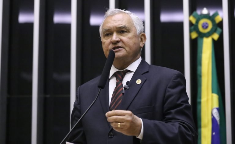 Deputado General Girão fala ao microfone. Ele é um homem claro, com cabelo branco e usa terno escuro e camisa branca