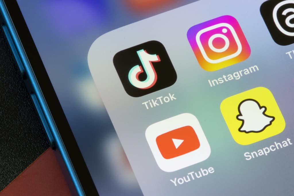 Logos de TikTok, Instagram, YouTube e Snapchat em um smartphone