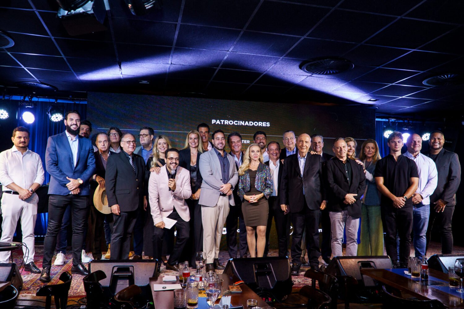 Lideranças políticas, empresariais e diplomáticas reunidas no palco do 35º Encontro Empresarial do Protagonistas do Brasil, realizado no Blue Note, na Avenida Paulista. O encontro marcou a abertura do calendário 2026 e consolidou a articulação estratégica entre setor público e iniciativa privada, sob condução oficial do Mestre de Cerimônias do movimento.