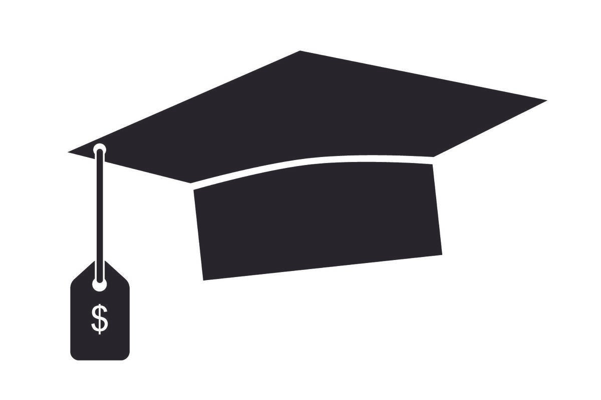 Um chapéu de formatura com etiqueta de preço