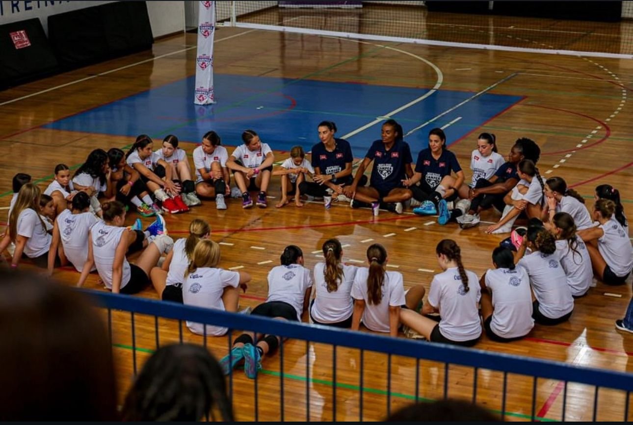O Camp Mentalidade Campeã reuniu jovens atletas em uma imersão que integrou voleibol, formação emocional e desenvolvimento humano, com participação de grandes referências do esporte brasileiro.