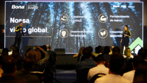 Flavia Felgueiras e Felipe Ferrerinha apresentam a visão estratégica da Bona durante o Bona Expo Summit 2026,