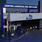 Entrada do Centro Logístico Rio Claro com portaria, identificação do complexo e acesso a galpões industriais
