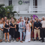 Participantes da Confraria dos Palcos reunidos em frente ao local do evento durante a primeira edição da Experiência de Palco de 2026, liderada por Fernando Freitas.