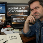 Profissional observa telas com promessas genéricas como “autoridade digital” e “mentoria de posicionamento”, enquanto questiona em anotações se aquilo realmente funciona e o que está sendo vendido