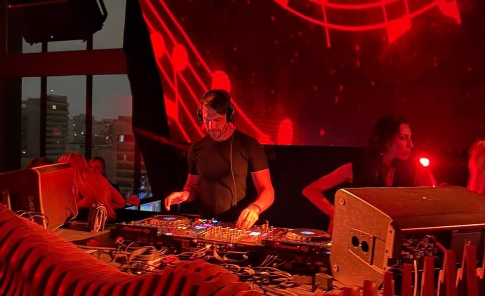 DJ Lipy se apresenta na Tetto Lounge e agita a noite paulistana em evento que reuniu grandes nomes da cena eletrônica