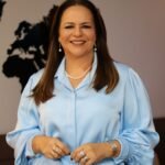 No cenário do jornalismo regional brasileiro, algumas vozes se destacam não apenas pela informação que transmitem, mas pela capacidade de impactar vidas. É nesse espaço que se consolida a trajetória de Cileide Moussallem, comunicadora que construiu uma carreira marcada por propósito, fé e defesa ativa das mulheres.