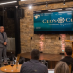 Evento de 10 anos do CEOsClub com apresentação institucional para líderes empresariais em ambiente fechado