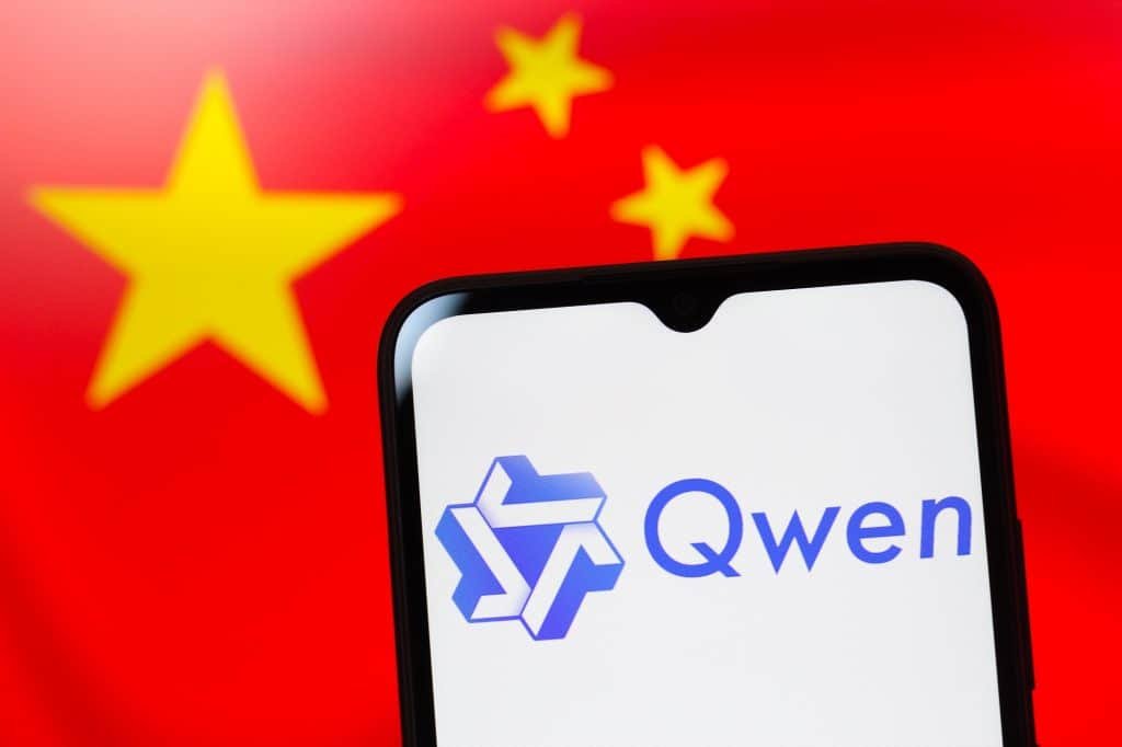 logo do qwen em um celular sobre bandeira da china