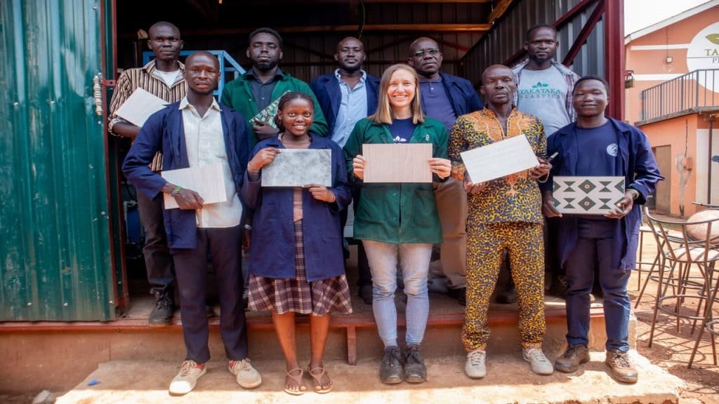 Empreendedor transforma 142 toneladas de plástico em azulejos, reduzindo emissões e gerando empregos locais