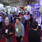 Visitantes circulam por estandes de tecnologia e máquinas industriais durante a Envase Brasil, feira do setor de envase e embalagens em Bento Gonçalves