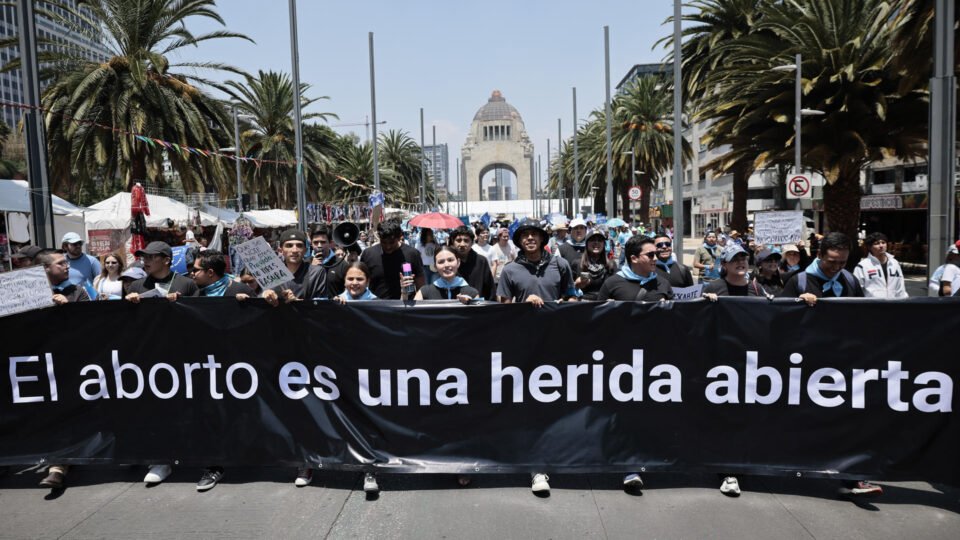 Jovens protestam contra o aborto na Cidade do México