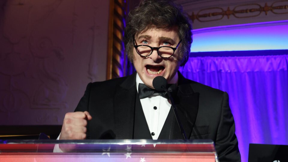 Milei reage a escândalo e suspende credenciais da imprensa